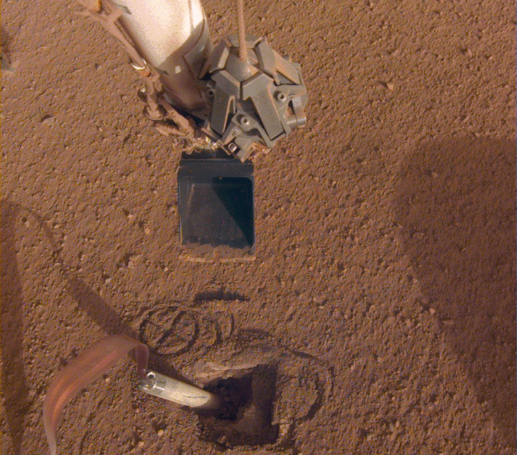 Фото №2 - NASA выручило свой застрявший марсоход, заставив его ударить самого себя лопатой (видео)