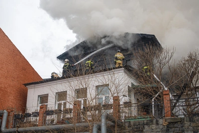 Пожар в центре Владивостока: перекрыты дороги, возникли пробки