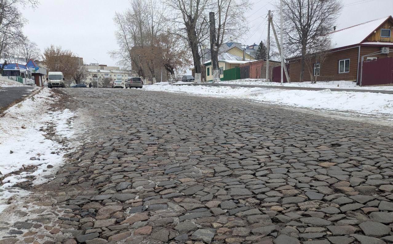 «Положите нормальный асфальт»: мэр Уфы хочет обновить булыжную дорогу, которая еще помнит императора