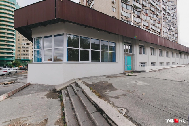У здания травмпункта в центре города пока всё тихо | Источник: Дарья Пона