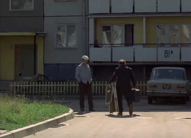 Многие сцены были сняты во дворе дома, где жил Афоня. Двор Афанасия был между домами № 59, 61, 61а, 61б на проспекте Дзержинского | Источник: кадр из фильма «Афоня» (12+), реж. Георгий Данелия, киностудия «Мосфильм», 1975 год