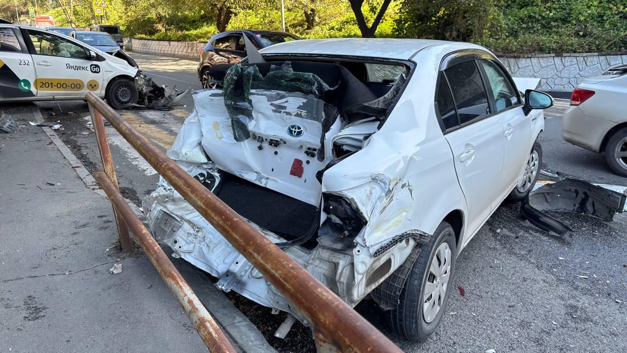 Появилось видео полета грузовика, который собрал 7 легковушек во Владивсотоке