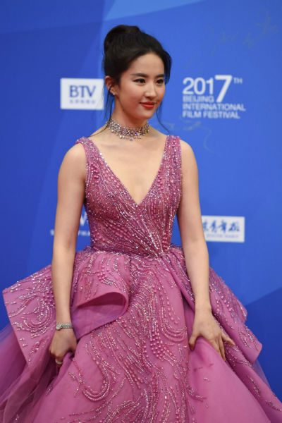 Лю Ифэй — популярная актриса в Китае