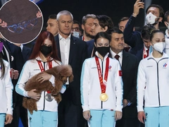 Коробка есть, медали нет: вместо золота российским фигуристам подарили позолоченные колье