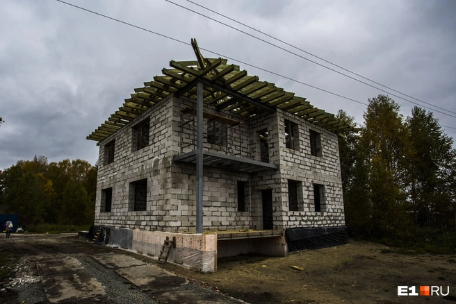 Если строительство дома затянется, банк может повысить и платежи, и ставку по ипотеке | Источник: Густаво Зырянов / Городские медиа