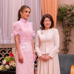 Сама весна: королева Рания в платье оттенка цветущей сакуры на приеме в Японии