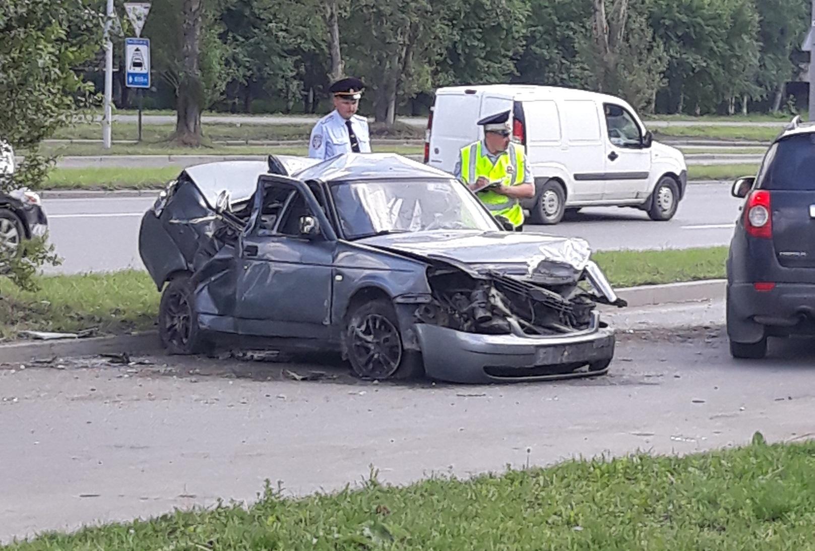 Перед ударом летела в заносе: смотрим видео, как Lada Priora разбилась о  деревья на Юго-Западе - 8 июля 2018 - Е1.ру