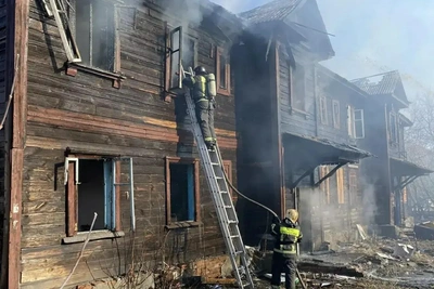 Крупный пожар в Новоалтайске уничтожил крышу дома