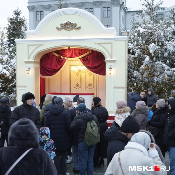 Небольшая трибуна для фотографий в центре Москвы | Источник: Дмитрий Толстошеев / MSK1.RU