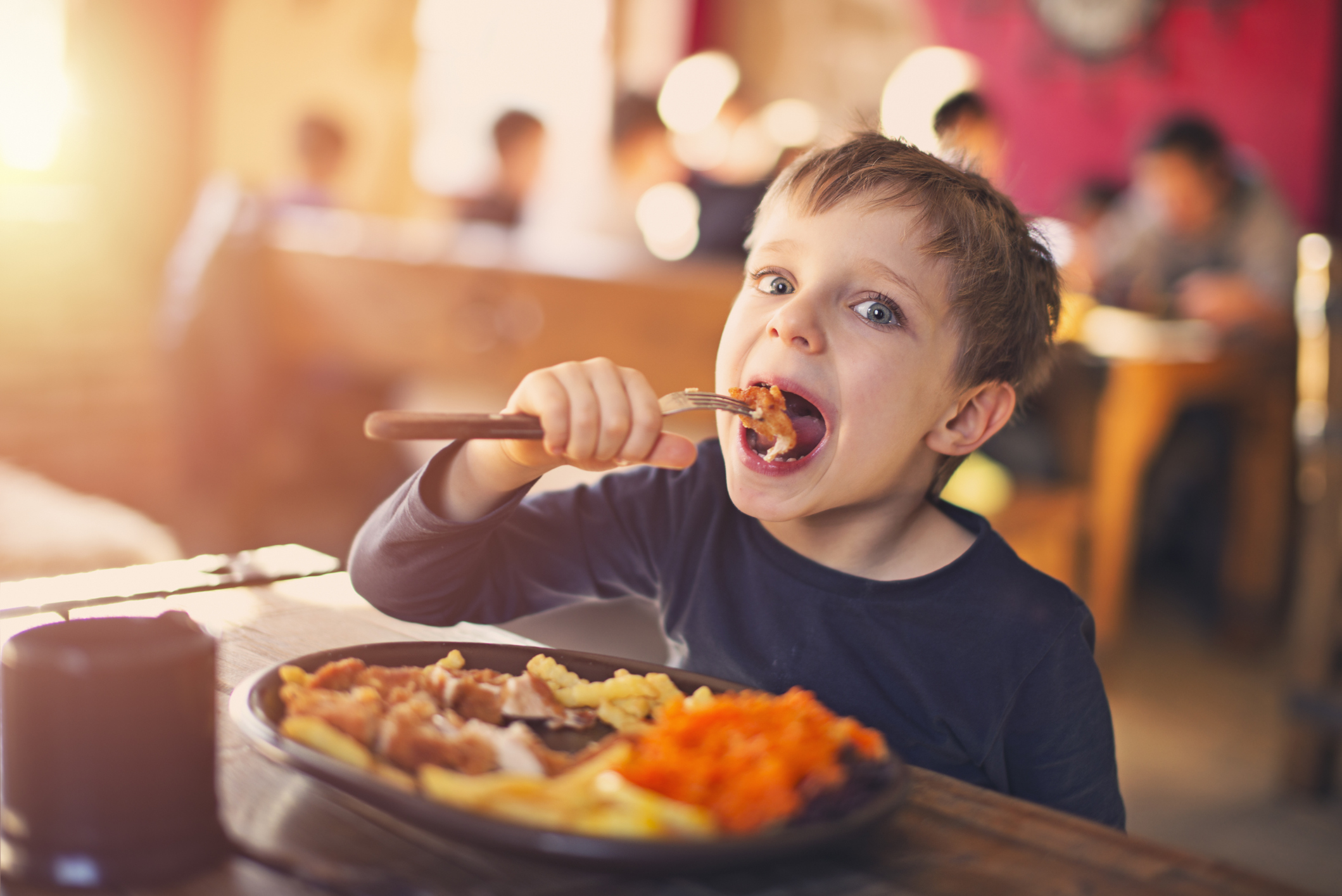 Ребенок не ест вечером. Еда для детей. Дети за столом. Ребенок ест. Дети обедают.