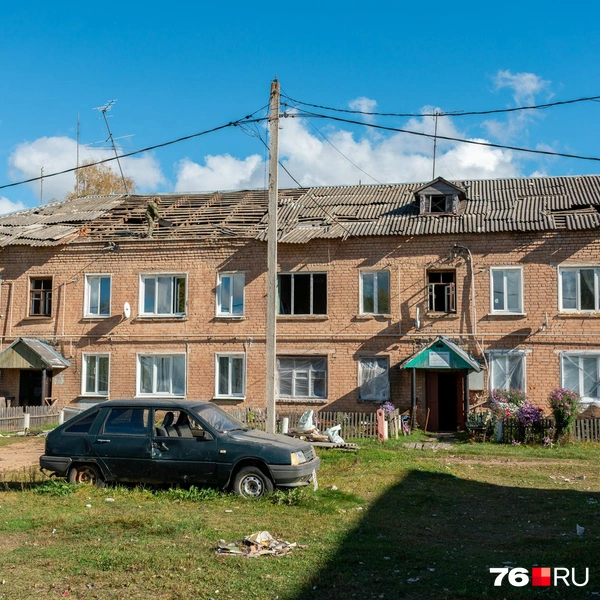 Рабочие снимали шифер с кровли, чтобы оперативно натянуть тент | Источник: Александр Куренной / 76.RU