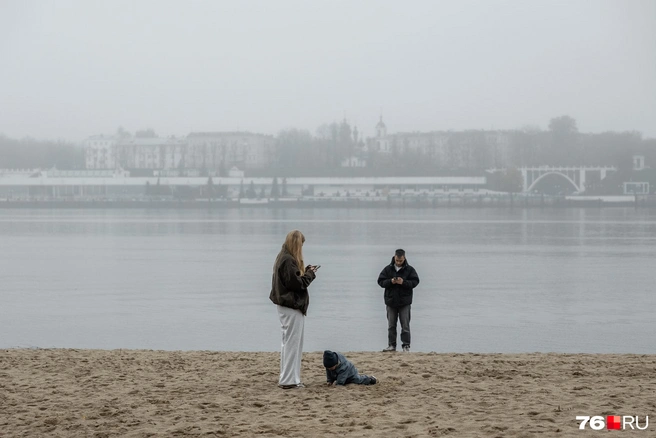 Жители города гуляют на пляже и фотографируют осенние пейзажи | Источник: Александр Куренной / 76.RU