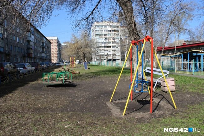 После дождя образуется грязевая каша, и играть детям становится проблематично | Источник: Игорь Епифанцев / NGS42.RU