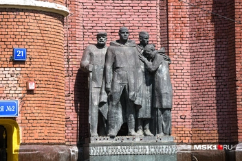 Мемориал «Героям-электрозаводцам» у главного входа | Источник: Артем Устюжанин / MSK1.RU