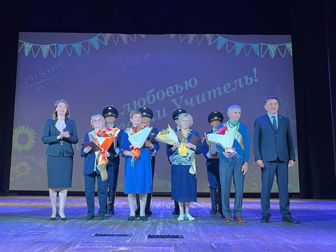 На сцену поднялись четверо из пятерых награжденных | Источник: «Дума Читы / Глава гордумы» / T.me