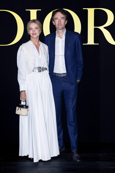 Счастливая Водянова в объятиях мужа и Терон с сыном, ставшим дочерью, на шоу Dior