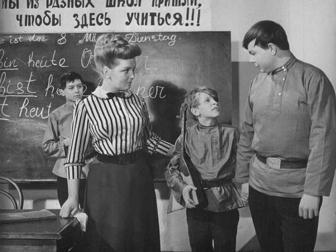 В советской школе даже урок немецкого превращался в марш интеллекта и дисциплины | Источник: кадр из к/ф «Республика ШКИД» (6+), реж. Геннадий Полока, 1966 год