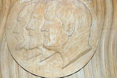 В Доме Радио нашли барельеф с портретами архитекторов Косяковых