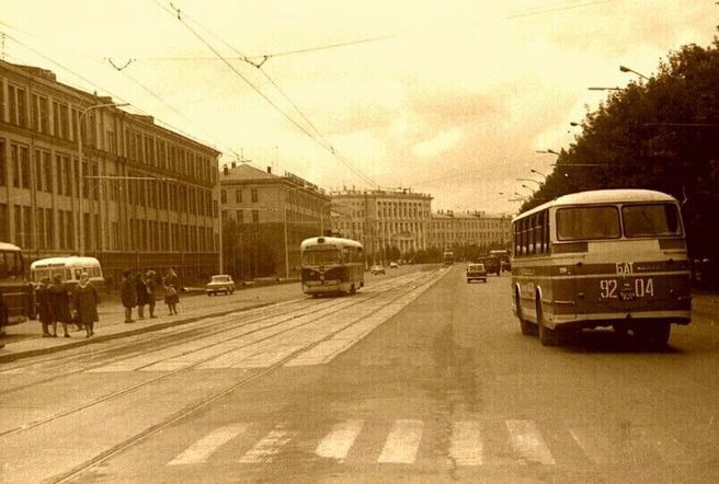 На снимке: 1973 год, район фирмы «МИР», можно заметить ЛАЗ и «рижский» трамвай | Источник: История Уфы и Башкортостана / Vk.com