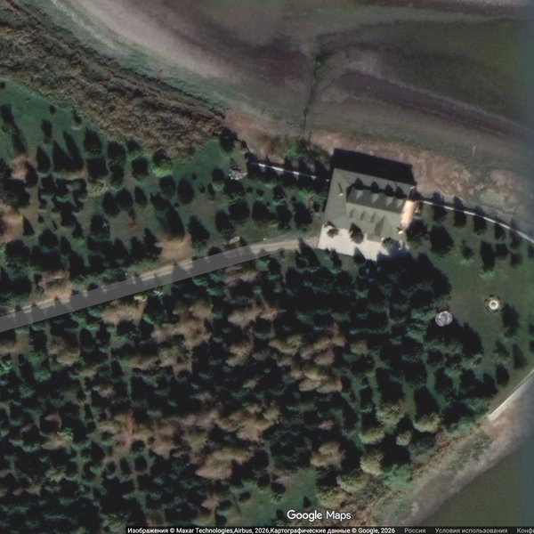 Особняк на берегу реки | Источник: GoogleEarth.com