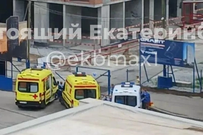 Скорая и реанимобили приехали к стройке на Уралмаше