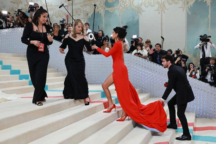 Эудженио Касниги поддерживал полы платья Кайли Дженнер на Met Gala в Нью-Йорке 1 мая 2023 года | Источник: Getty Images