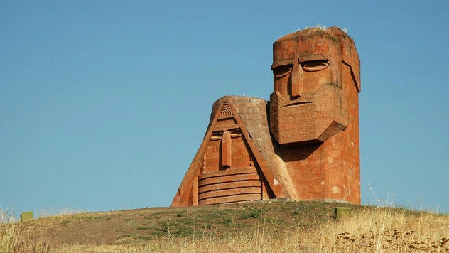 7 невероятных скульптур, похожих на ожившие камни