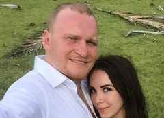 Сергей Сафронов забрал жену из роддома