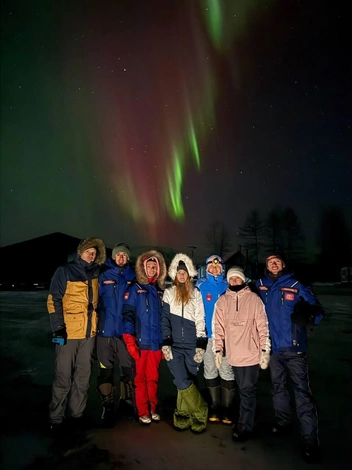 Команда пермяков под северным сиянием | Источник: предоставлено фондом «Берегиня»