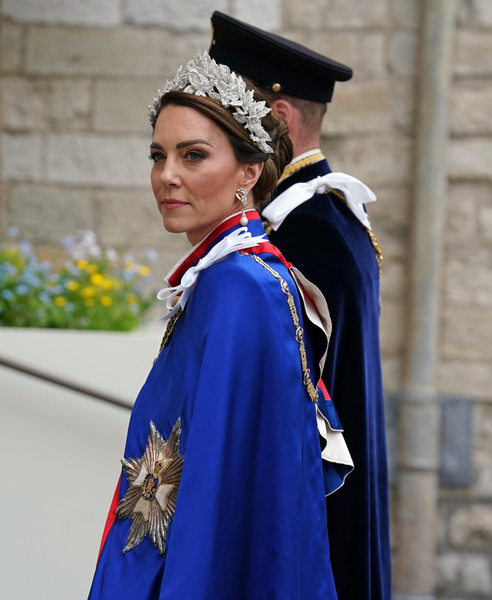 «Скандально отказалась от тиары»: в Британии обсуждают Кейт Миддлтон в ободке на коронации Карла III