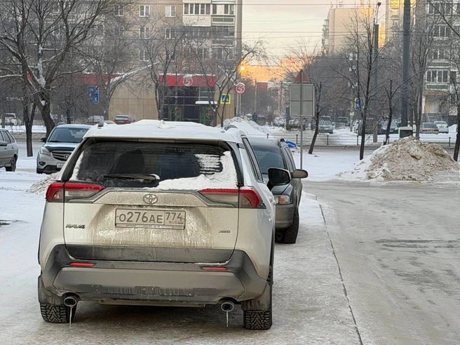 Автор прислал десятки снимков аналогичной парковки. Может быть, такие тротуары лучше ограждать, но не уродливыми серыми заборами, а более аккуратными оградами, сферами или столбиками? | Источник: читатель 74.RU