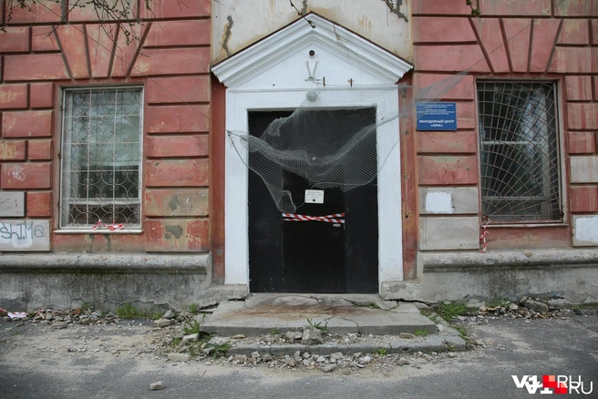 Вход в «Репейник» перекрыли, чтобы спасти от травм и возможной гибели посетителей центра современного искусства | Источник: Константин Завриков / V1.RU