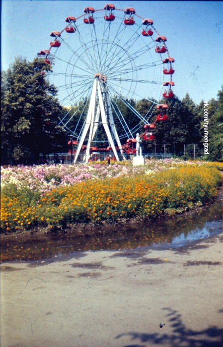 Август 1990 года. Яркими красками играли клумбы. На дальнем плане еще стоял тот самый памятник Пушкину (позже его перевезут в Старую Зареку) | Источник: из архива Н. Марцинкевич / «Тюмень до нашей эры» / Vk.com