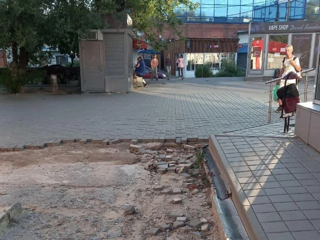 К магазину можно пройти только «по стенке» | Источник: Светлана Светлова