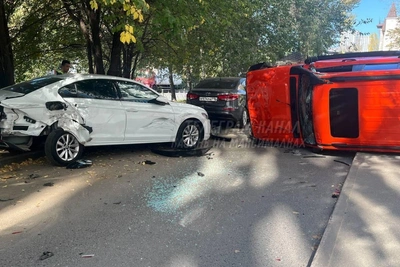 В Казани внедорожник перевернулся у дома