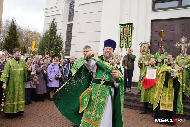 Горожане ждали, когда батюшка освятит специальной молитвой и окропит святой водой букеты | Источник: Артем Рамазани-Зубов / MSK1.RU