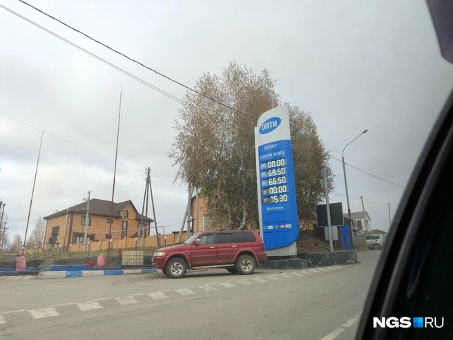 Если топлива нет, то на заправках цены указаны в виде нулей | Источник: Мария Тищенко / NGS.RU