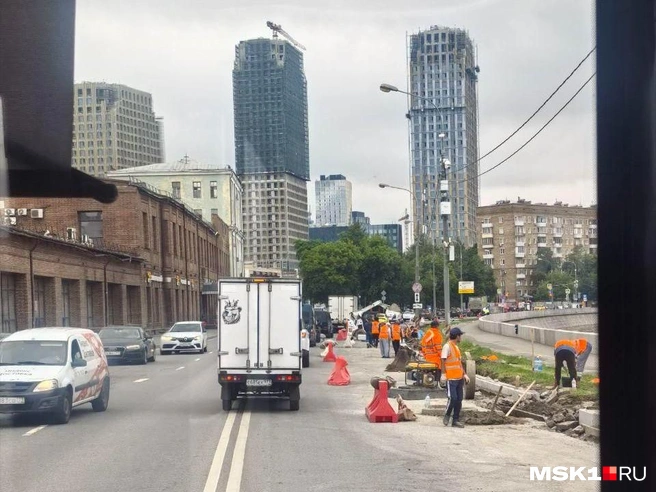 Проезжая часть на Дербеневской набережной стала уже, зато тротуар вдоль Москвы-реки получился широченный | Источник: Михаил Контуев / MSK1.RU