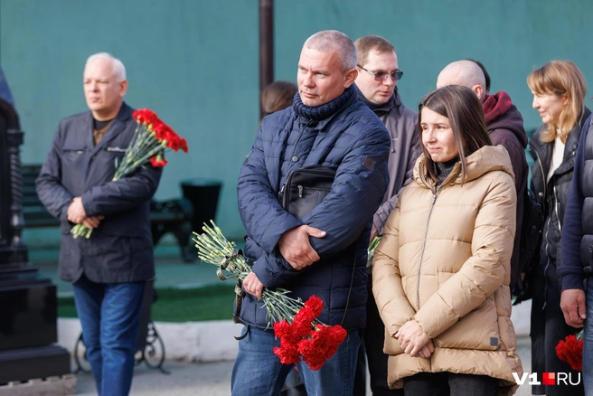 Экс-руководитель комитета по информационной политике администрации Волгограда Алексей Трункин с супругой-журналисткой. На заднем плане замдиректора по коммуникациям и связям с общественностью ООО «Концесии теплоснабжения» и ООО «Концессии водоснабжения» Людмила Пылина | Источник: Алексей Волхонский / V1.RU