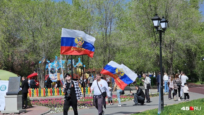 Молодые люди несут флаги России | Источник: Дарья Никитченко / 45.RU