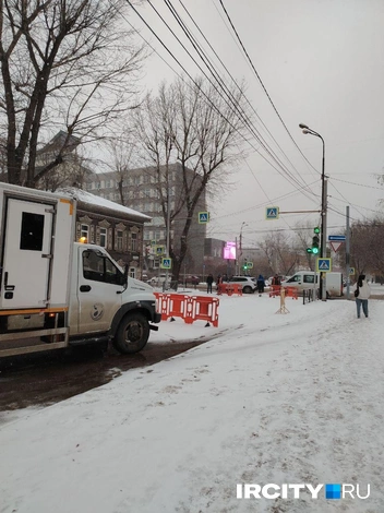 Участок, где произошла авария и провалился асфальт, огородили с двух сторон | Источник: Зоя Кузнецова / IRCITY.RU