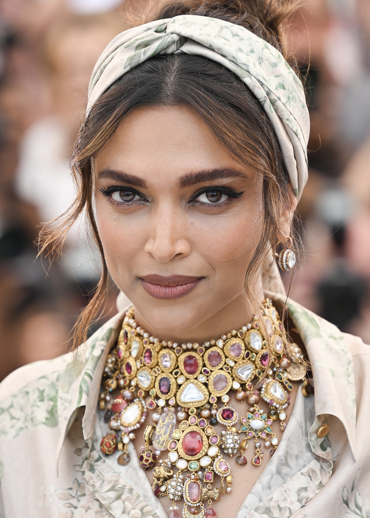 Брюки вместо сари и шелковый платок вместо чалмы: первая индийская красавица Дипика Падуконе на Каннском кинофестивале 2022