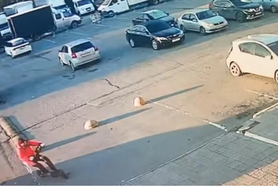Самокатчик сбил женщину и скрылся в Новосибирске