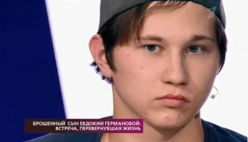 Коля Ерохин отрицал, что болен шизофренией. В эфире Первого канала он выглядел вполне вменяемым