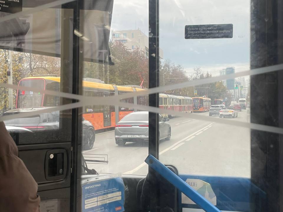 «Ждут прибытия полиции». В центре Екатеринбурга встали трамваи