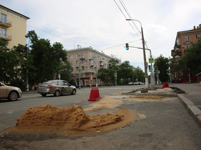 Возле перекрестка с улицей Гагарина также решено сократить возможность парковаться бесплатно | Источник: Константин Завриков / V1.RU