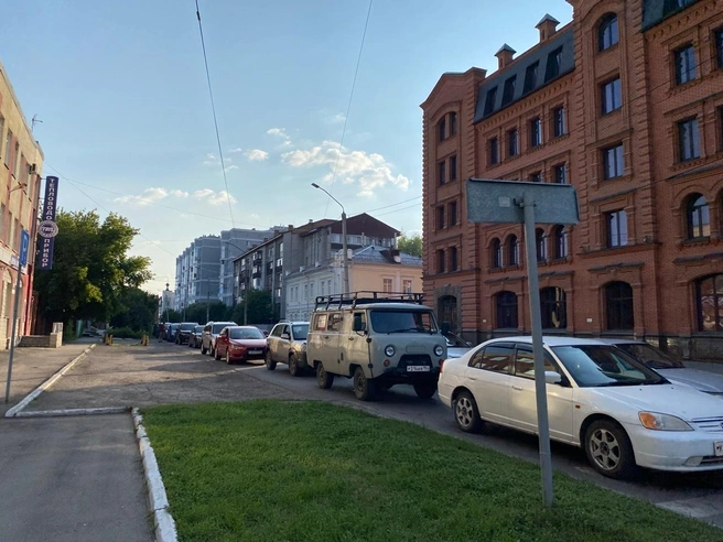 Очередь к АЗС растянулась от проспекта Ленина до проспекта Красноармейского | Источник: Ирина Господаренко / NGS22.RU