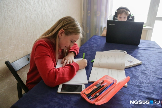 Детям приходится готовиться к занятиям буквально за минуты до звонка на урок  | Источник: Евгений Софийчук / NGS55.RU