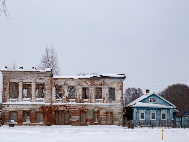 Архитектурные контрасты в поселке | Источник: Кирилл Поверинов / 76.RU