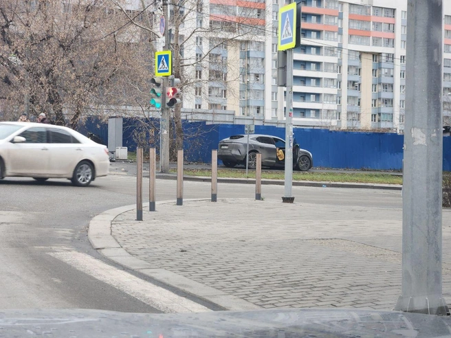 Серый автомобиль остановился на тротуаре из-за аварии | Источник: читатель E1.RU